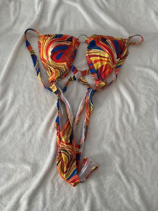 Vând costume de baie și articole pentru plajă.