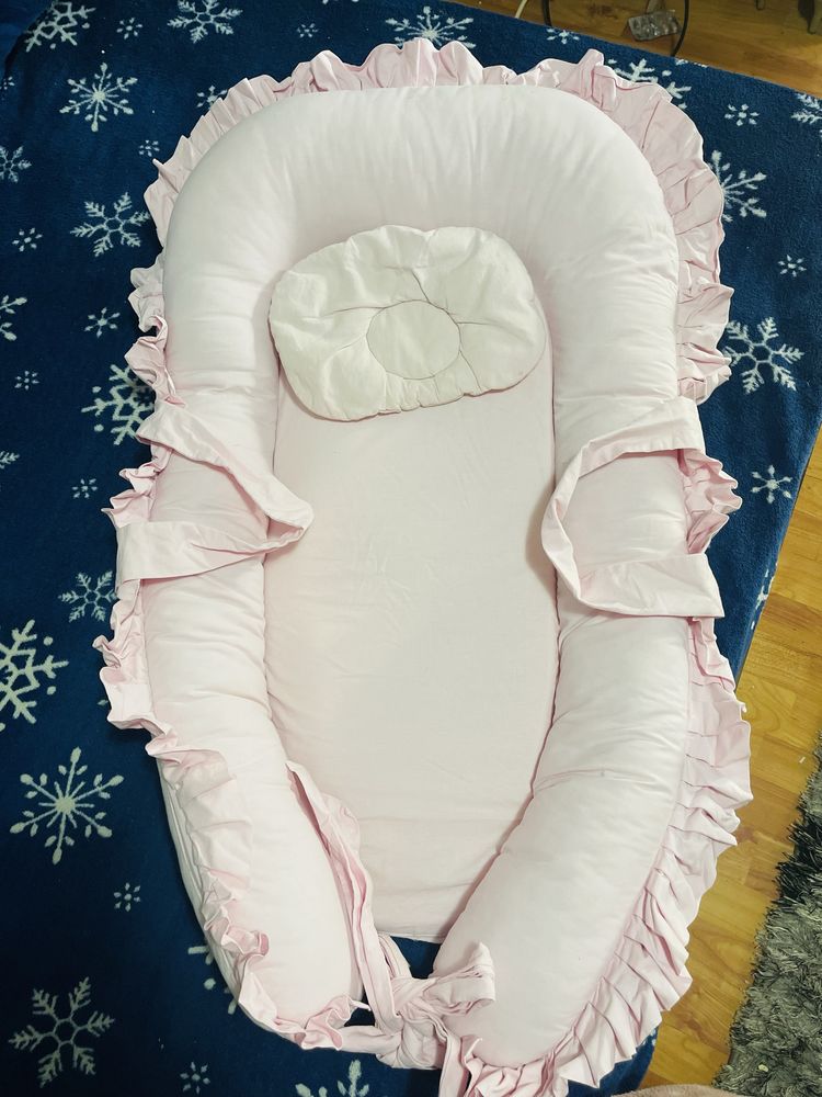 Cuib baby nest bebelusi, culoare roz cu pernuta