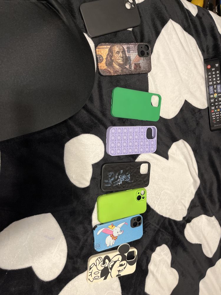 Vând huse  iPhone 13