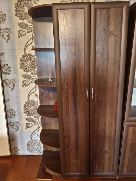 Продам компьютерный стол и два шкафа