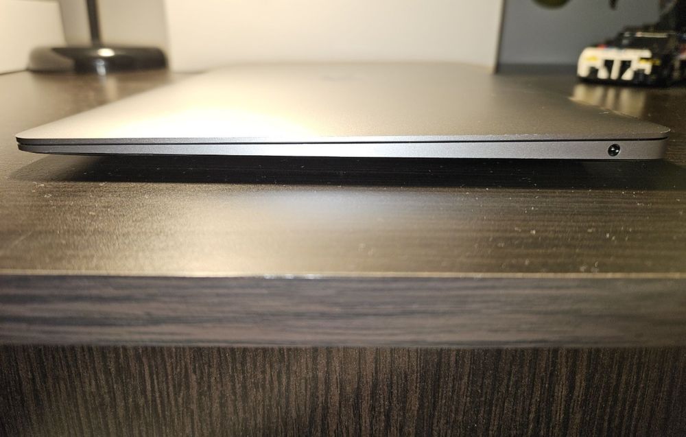 Macbook Air m1 Retina display 256gb 8gb ram 155 cicluri