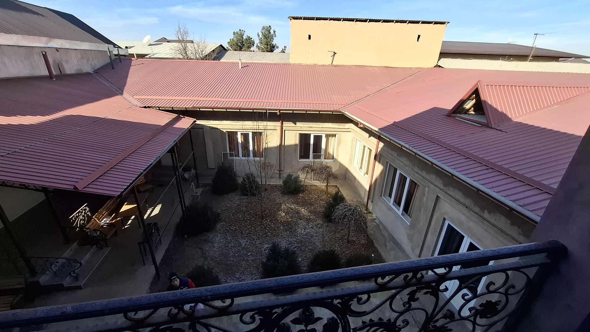 ОЛИМ ПОЛВОН...Продаётся свой 3-х уровневый евродом, 6 соток 10 комат.