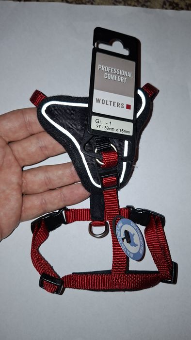 Hăinuțe, ham, zgardă pentru cățel talie mică.