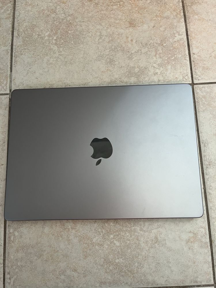 Macbook pro m3 2023 8gb ram 512 ssd
