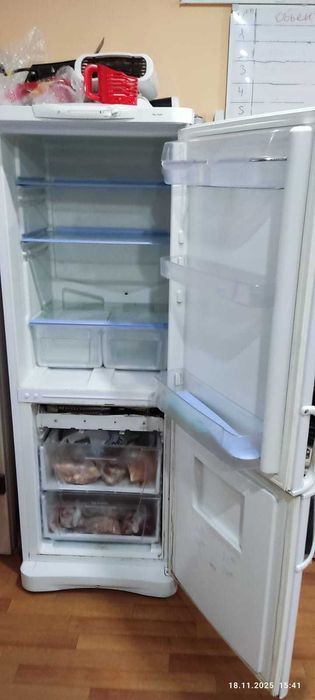 Продам холодильник Indesit