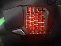 Светеща геймарска клавиатура за една ръка.