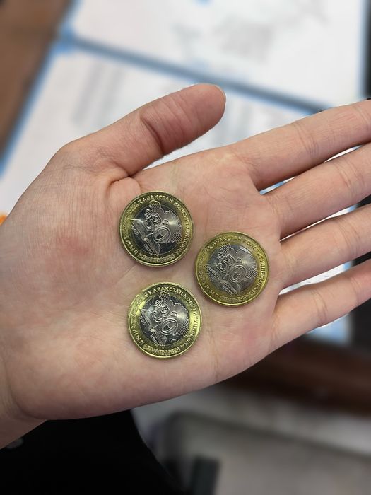 Коллекционные монеты.Монета 100 тенге, 30 лет конституции