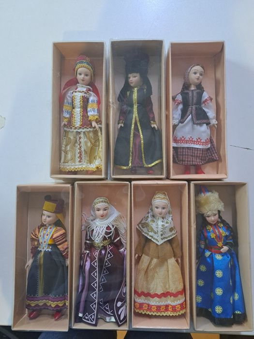 Фарфоровые куклы.В национальных костюмах.