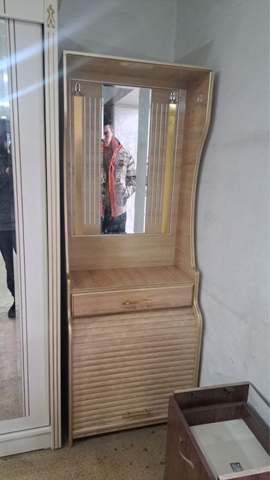 Oyoq kiyimlar uchun javonlar va kiyimlar uchun vishilkalar, prixojka