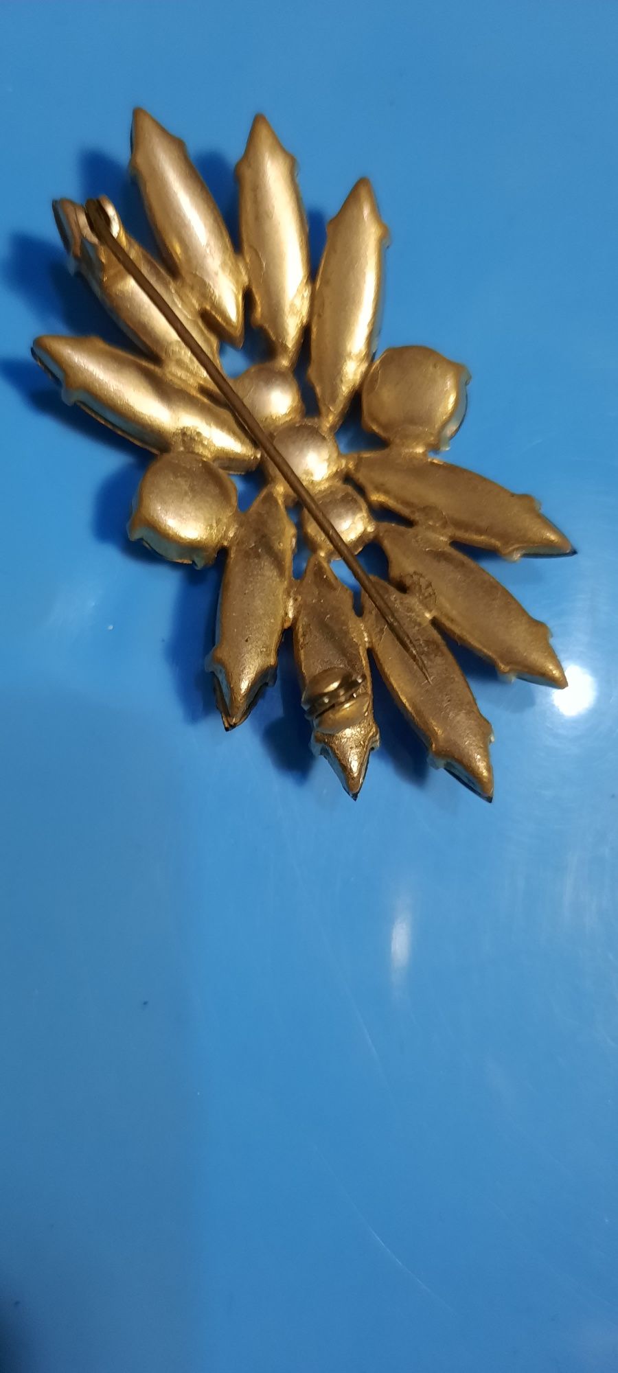 Продам красивую сиреневую брошь(пр-во  Чехословакия)
