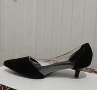 Чёрные женские туфли на небольшом каблуке.