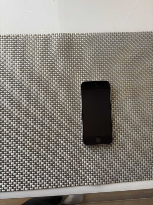 Продавам iPhone SE