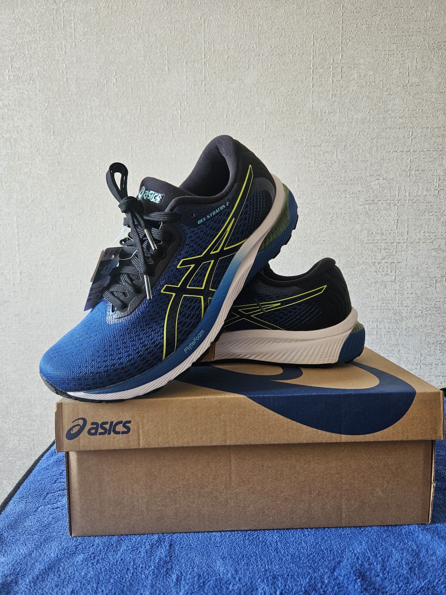 Продаются мужские оригинальные кроссовки фирмы Asics
