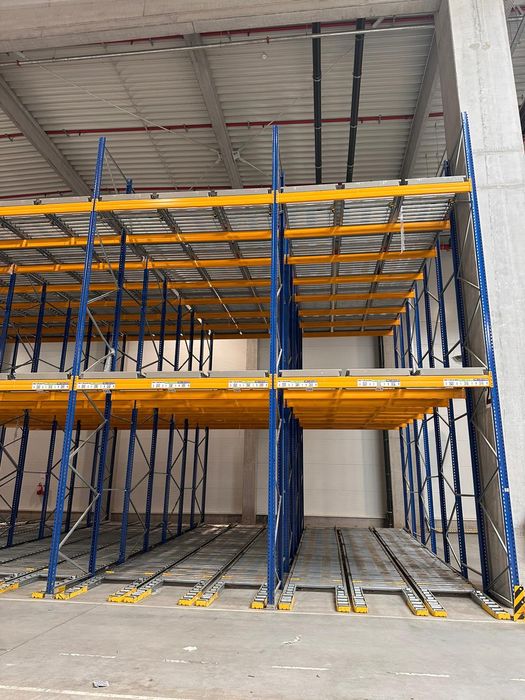 Vând rafturi metalice