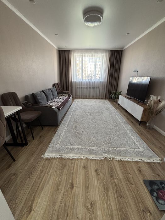 ковер 4х2  в зал б/у светло серого цвета