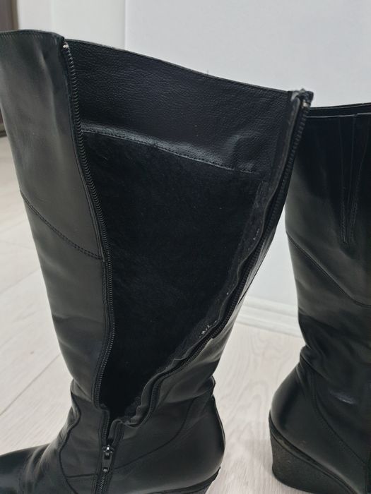 Vând cizme de piele îmblănite