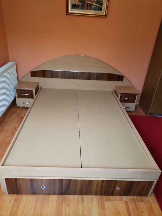 Vând pat 140x200,bicolor din pal