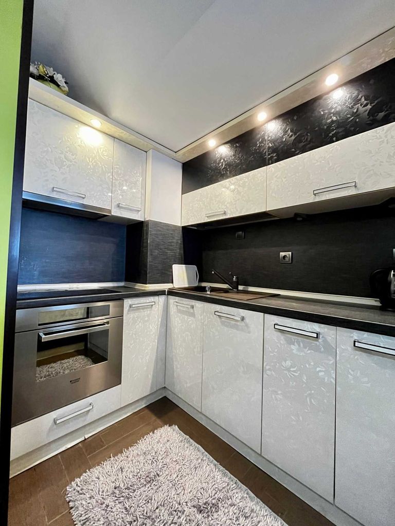 Дава се под наем Двустаен апартамент в Бургас, Изгрев - 62 кв.м за 408 € - Снимка #3