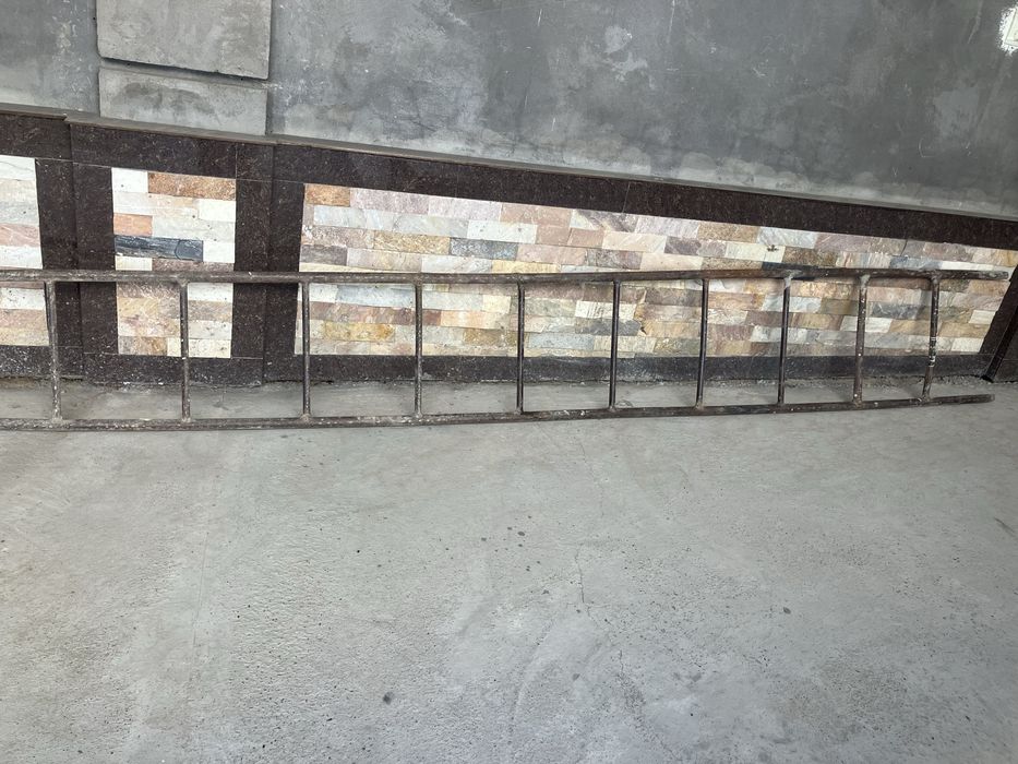 Железная лестница с высотой 3,70 метров.