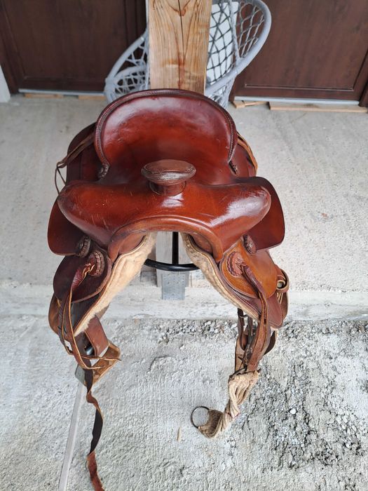 Vând șei western pentru călărie, diferite modele și culori .