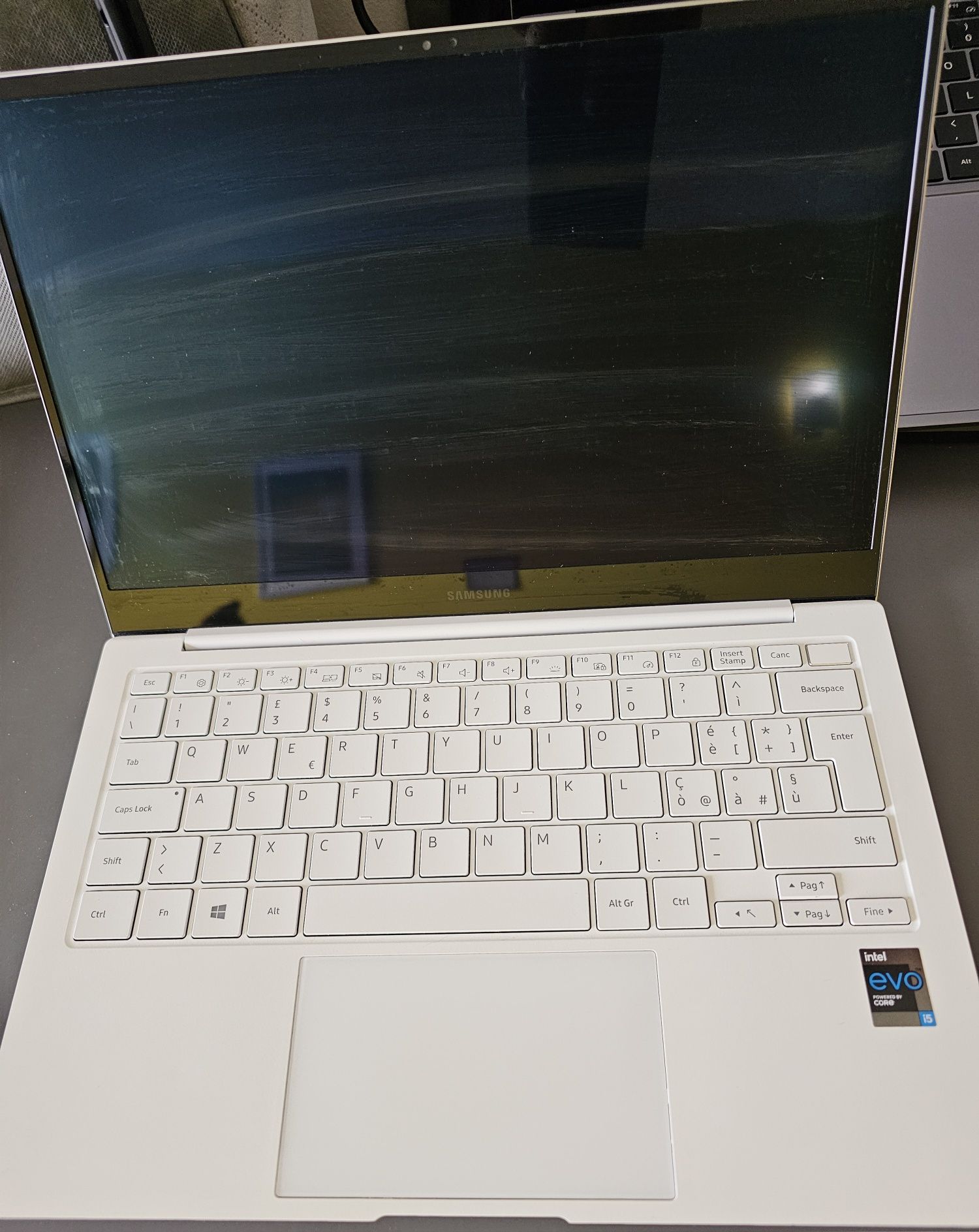 Galaxy book pro 13.3, i5, 8gb, 512gb, 860gram