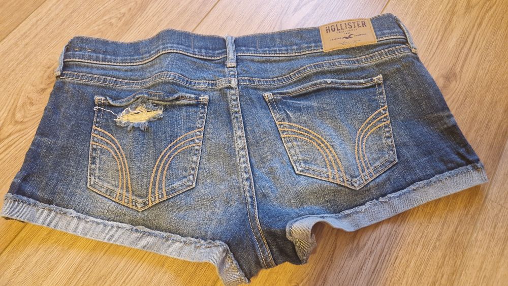 Vând pantaloni scurți damă Hollister