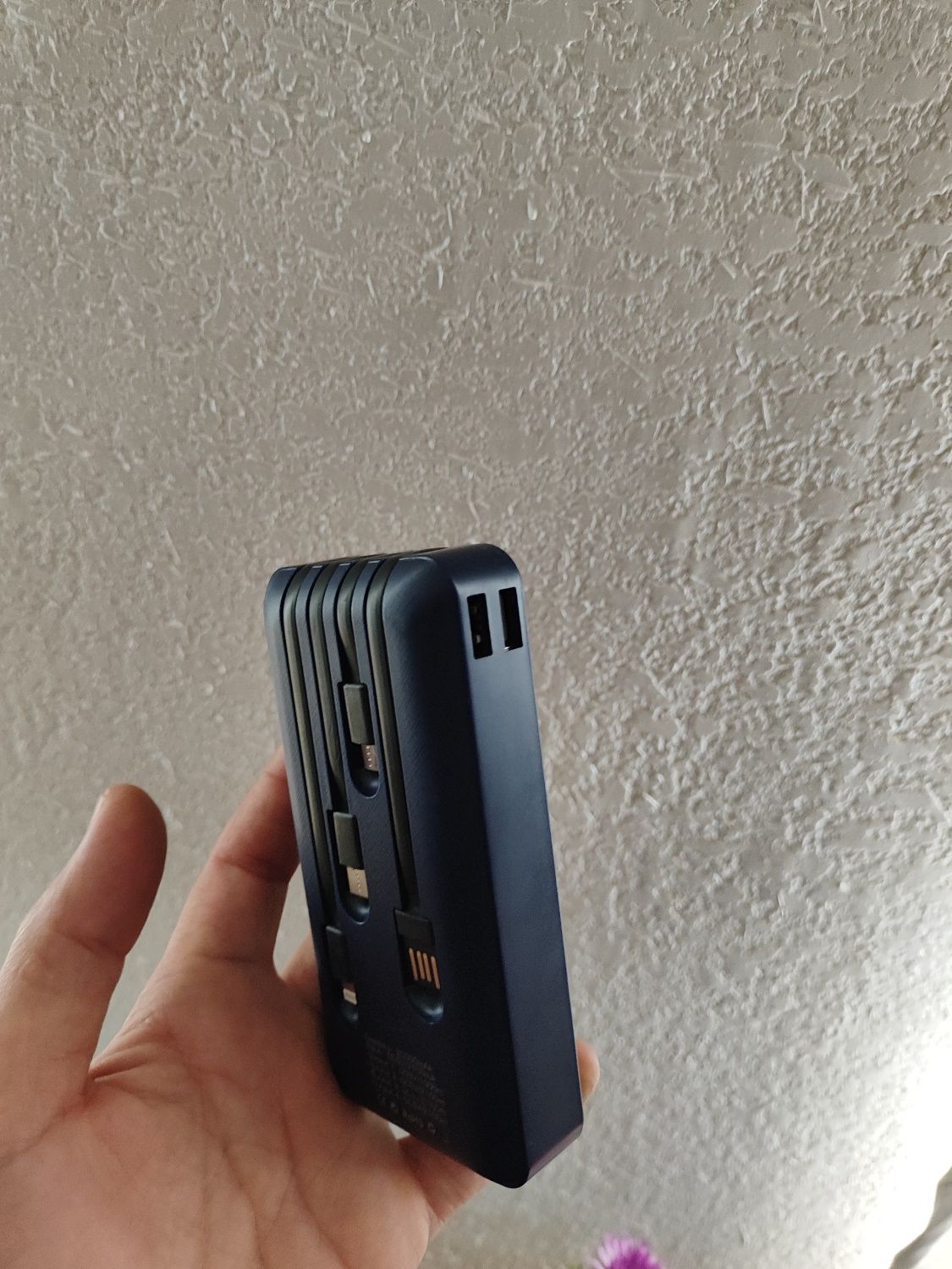 Внешний аккумулятор Power Bank 20 000 мАч, 4 кабеля для зарядки.