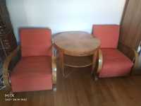 De vanzare 2 fotolii confortabile și masă rotundă din lemn masiv