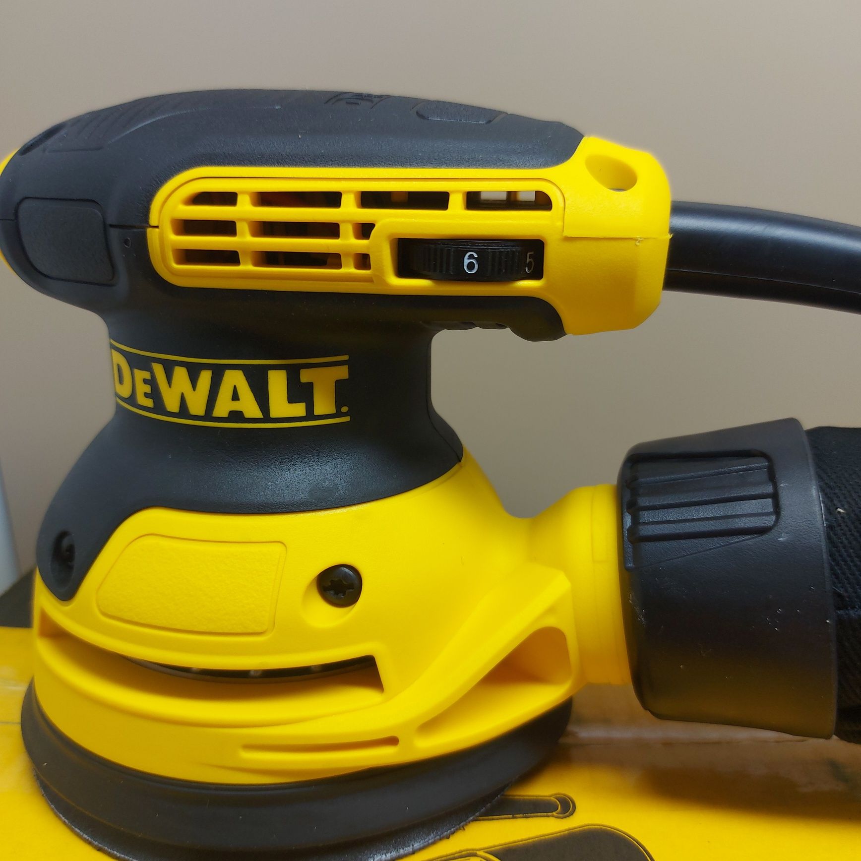 Нов ротационен виброшлайф Dewalt DWE6423