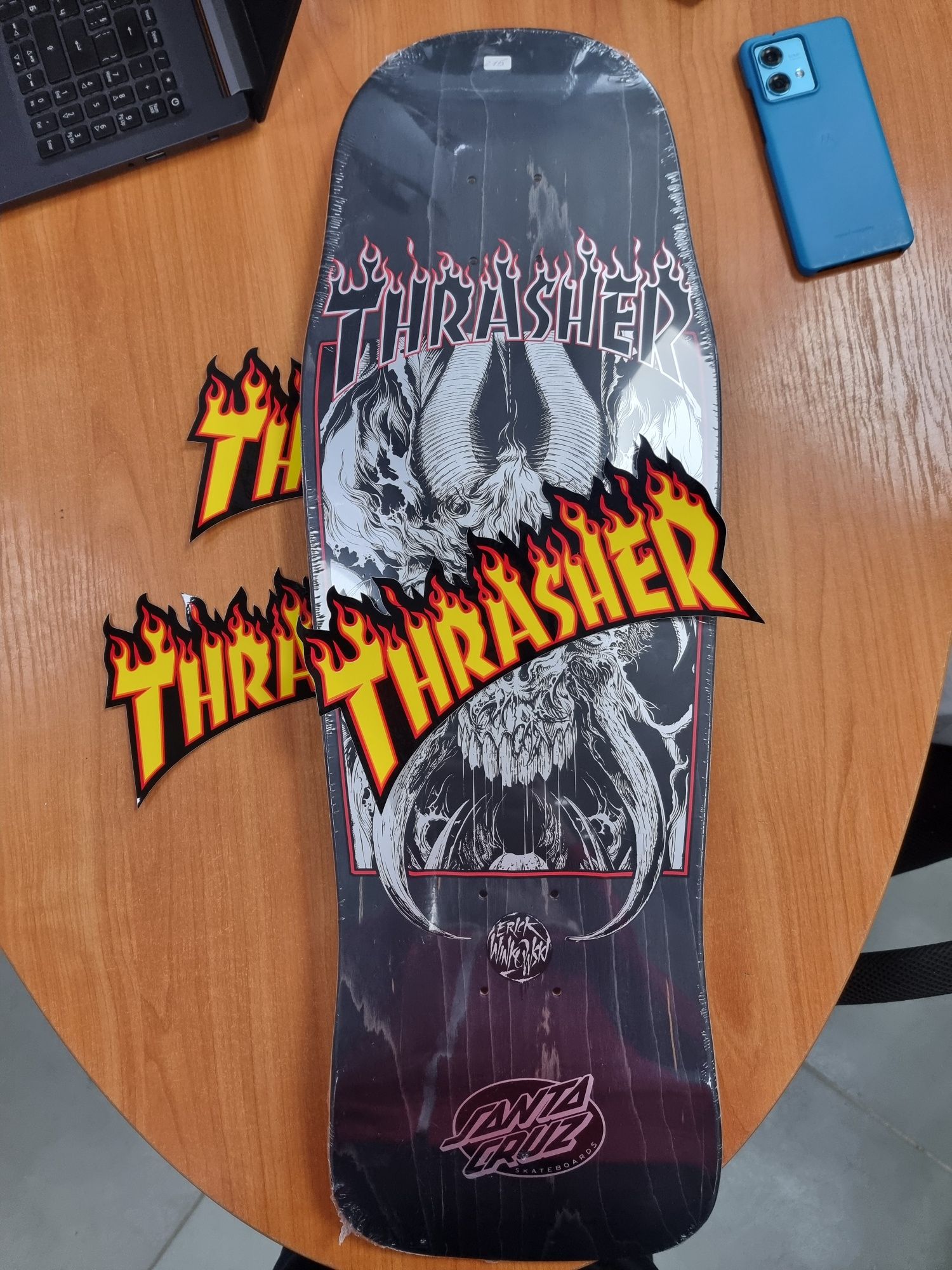 Стикер Thrasher голям, скейтборд