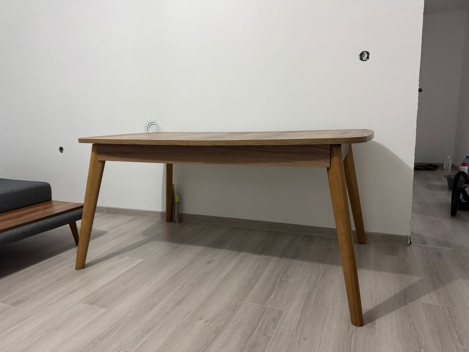 Разтегателна Модерна Трапезна Маса с Дървесен/Орехов Дизайн