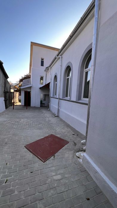 Casa cu 4 camere, curte si garaj - Zona Teilor