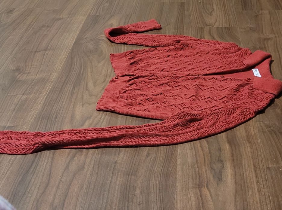 Sfeter Zara, M, 28, vișiniu - 30 de lei