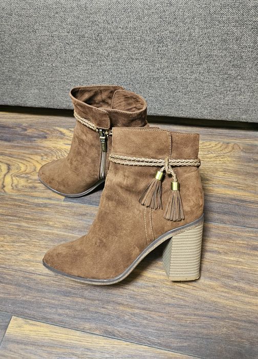 Стилни боти на марката Bershka