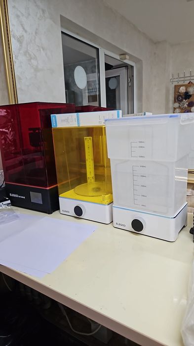 Doua imprimante 3D cu rășină