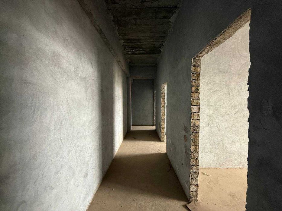 ПРОДАЁТСЯ 2х комнатная квартира в состоянии коробки в центре города