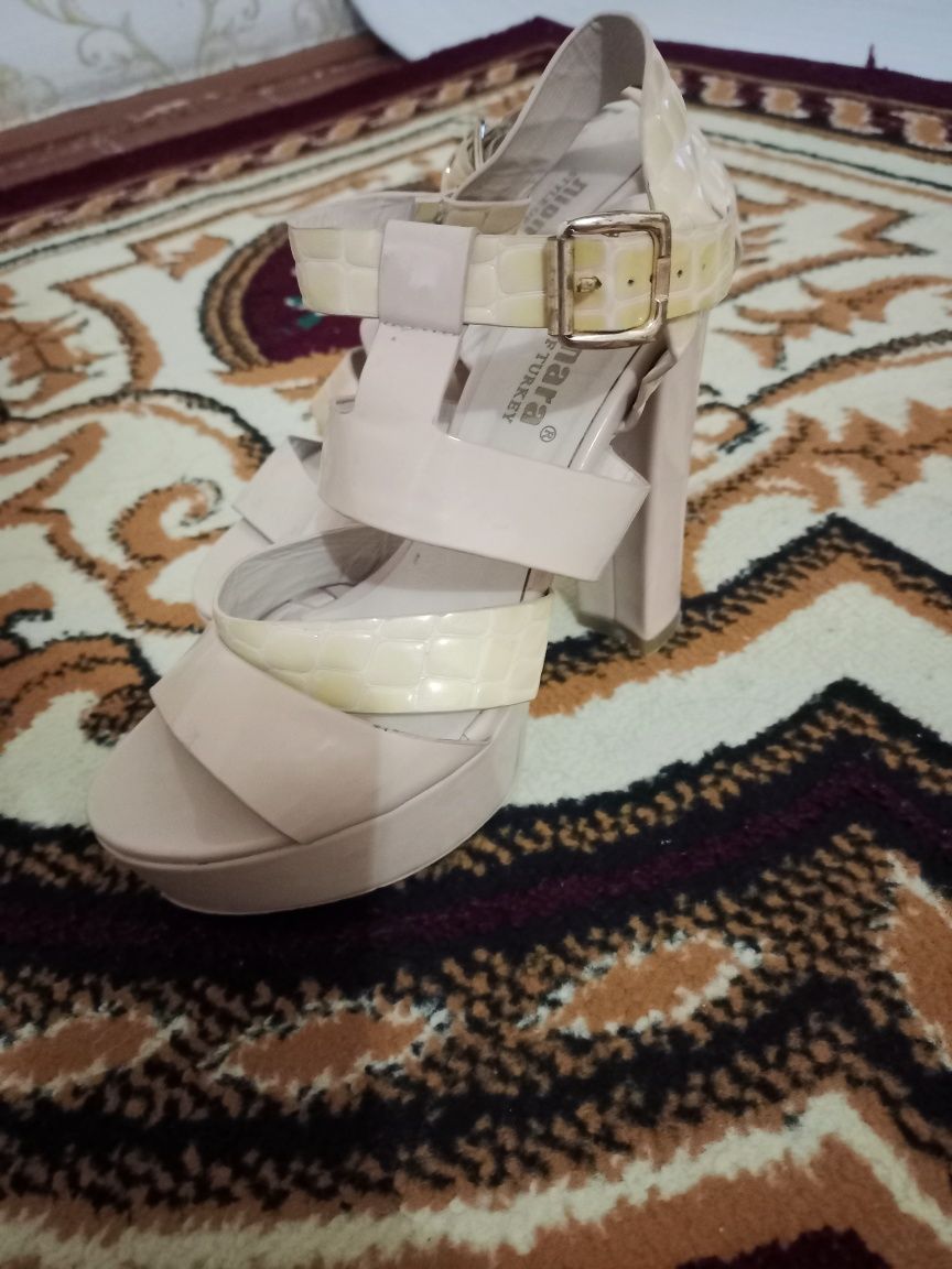 Satiladi bir eki ret kiyilgen taza qalatda