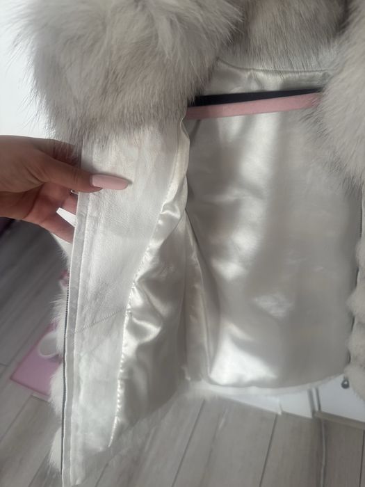 Blana alba de vulpe polara cu guler