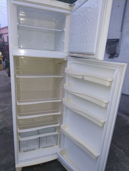 Vând frigider Indesit
