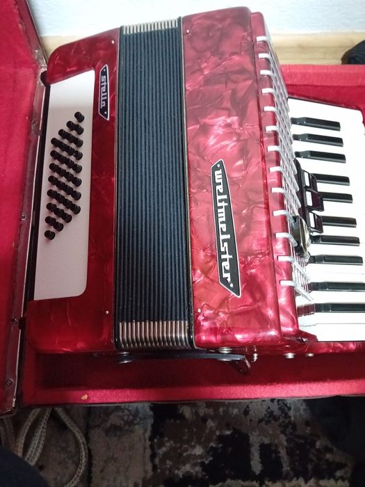 Vând acordeon weltmeister