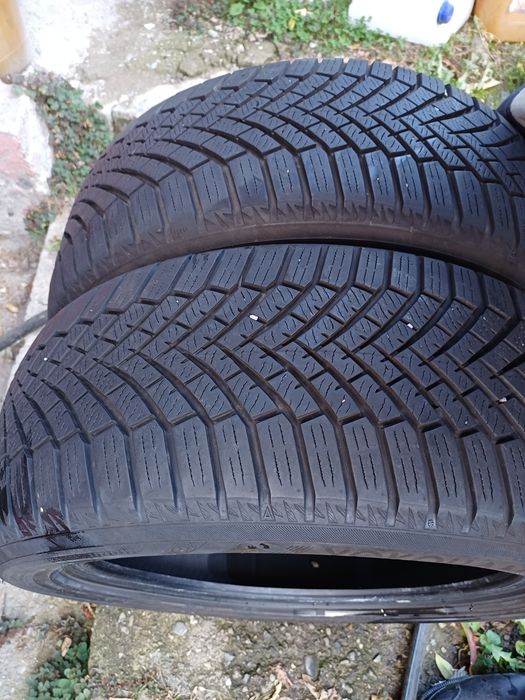 Vând 2 anvelope de iarna 215 50 r17 YOKOHAMA aproape noi din 2024