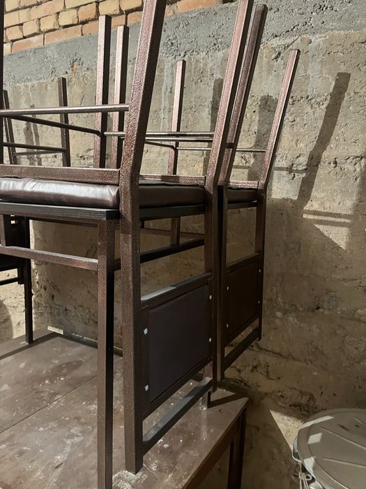 Стол с четырьмя стульями