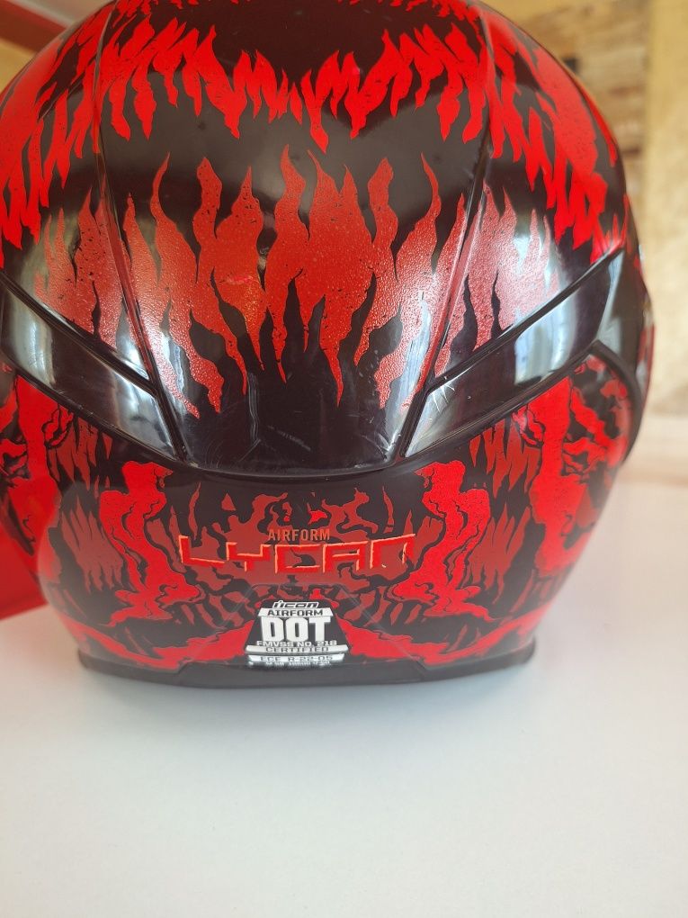 Продавам Каска ICON AIRFORM и ръкавици AGV sport