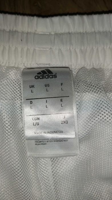 Adidas къси гащи - Размер L