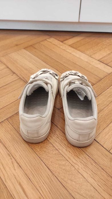 Adidasi fete H&M masura 31, inchidere cu scai si aplicatii floricele