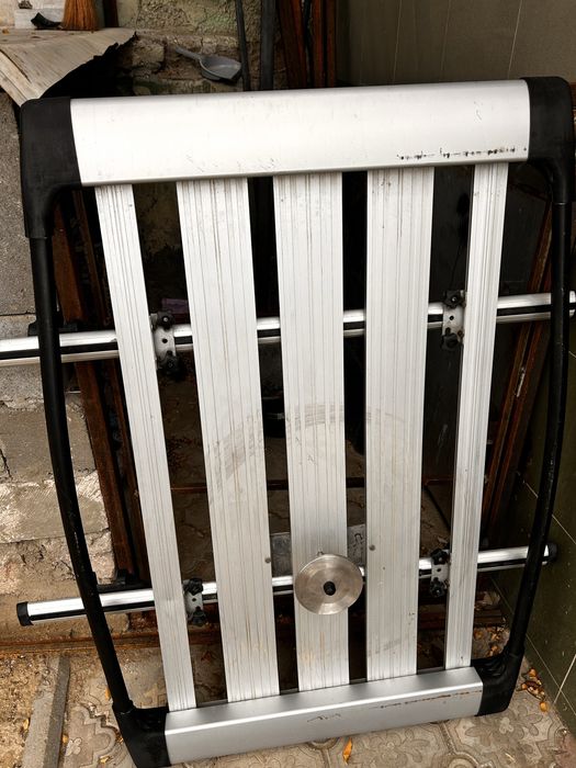 Багажник металлический на авто с креплением для коллеса состояние отли