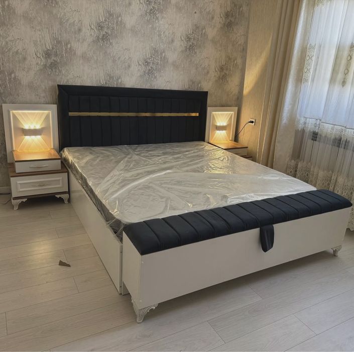 Спальный кроват екі тумбочкасымен