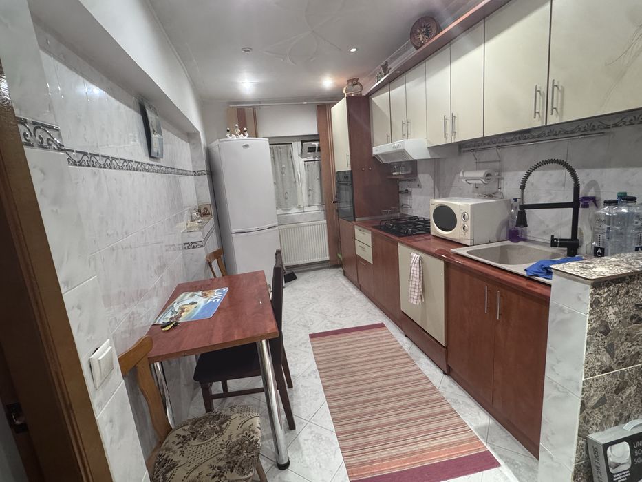 Inchiriez apartament cu 3 camere