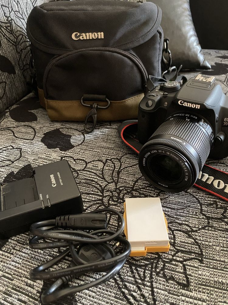 Canon  EOS  700D