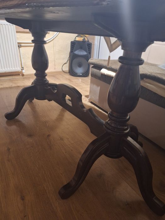 Маса със столове